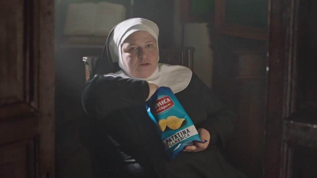 Ιταλία: Αντιδράσεις για διαφήμιση που δείχνει καλόγρια να τρώει πατατάκια