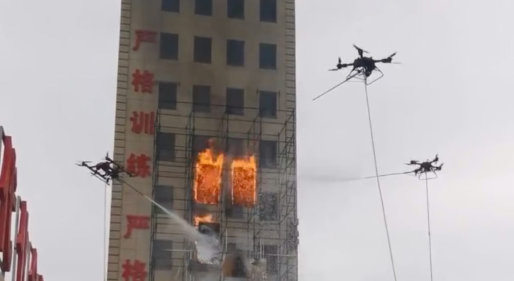 Κίνα: Πυροσβεστικά drone εκτελούν επιχείρηση κατάσβεσης φωτιάς σε κτίριο (βίντεο)
