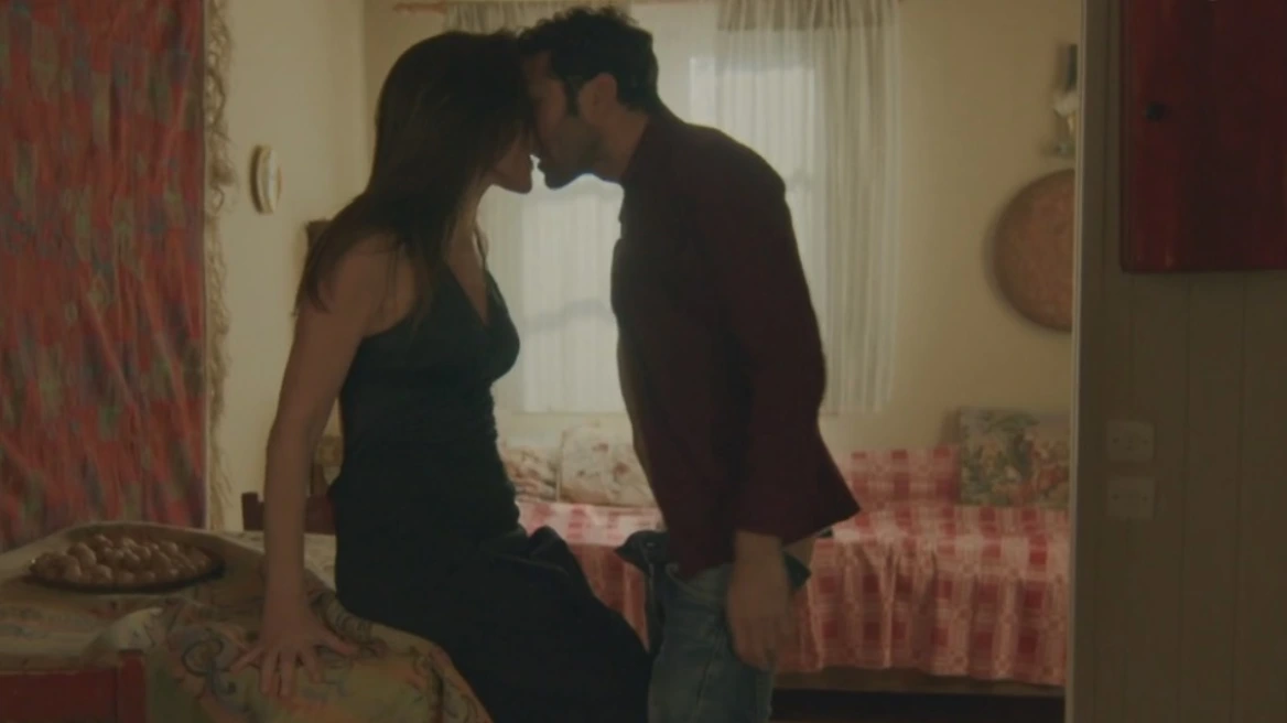 Δ.Μοθωναίος: Χαμός στα social media με την τολμηρή ερωτική σκηνή του με τη Μ.Ναυπλιώτου στη σειρά «Παραλία»