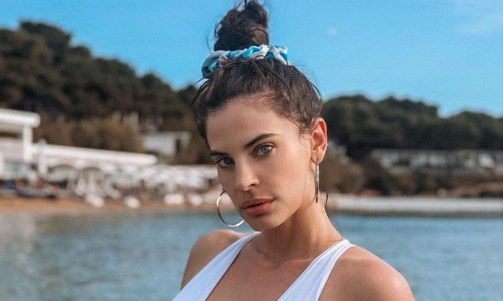 Η Χριστίνα Μπόμπα κάνει pole dancing και εντυπωσιάζει τους θαυμαστές της