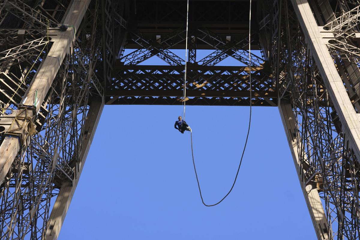 Γαλλίδα κατέρριψε το παγκόσμιο ρεκόρ αναρρίχησης με σχοινί ανεβαίνοντας στον Πύργο του Άιφελ (βίντεο)
