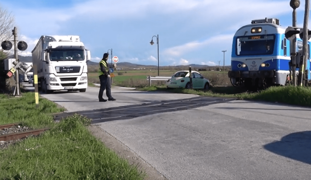 Τριτοκοσμικές σκηνές στον ΟΣΕ: Τρένο σταματάει σε διάβαση για να ρυθμιστεί η κυκλοφορία από το πλήρωμά του (βίντεο)