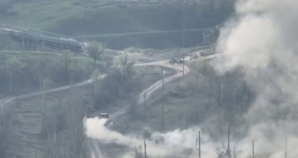 Βίντεο: Η ολική καταστροφή ενός αμερικανικού τεθωρακισμένου οχήματος HMMWV στο Τσάσιβ Γιαρ