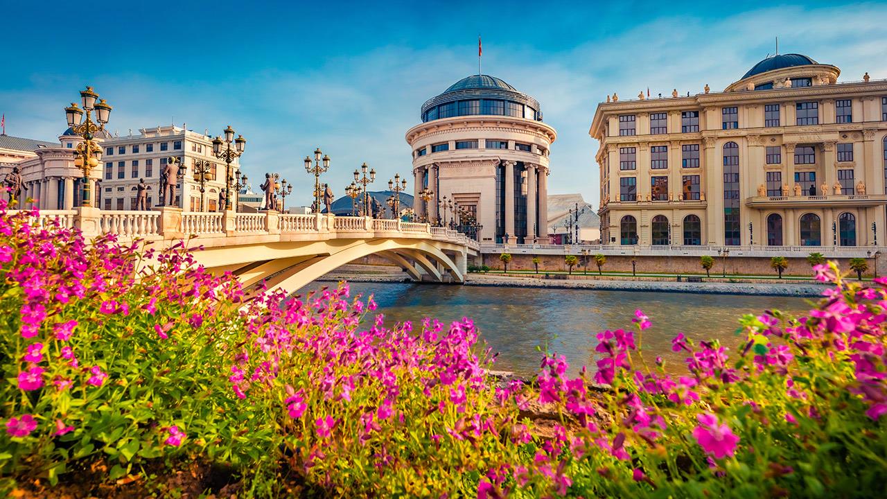 «Μακεδονία σκέτο» ζητούν πολιτικοί στα Σκόπια λίγο πριν τις προεδρικές εκλογές