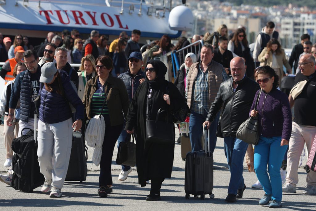 Γέμισε Τούρκους η Λέσβος μετά την απόφαση του Κ.Μητσοτάκη για την visa express
