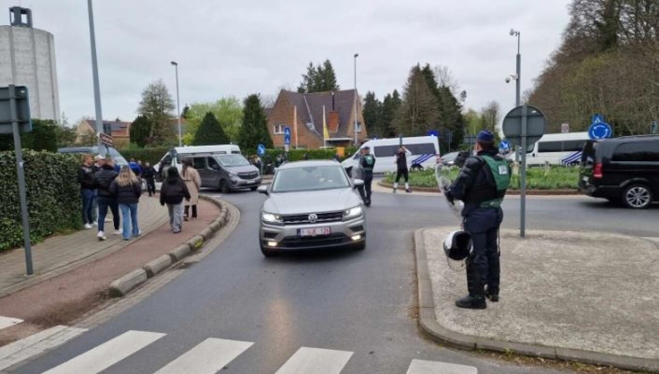 Το παιχνίδι του ΠΑΟΚ στο Μπριζ δεν ξεκινά με τους καλύτερους οιωνούς: Συλλήψεις και κανόνια νερού έξω από το γήπεδο