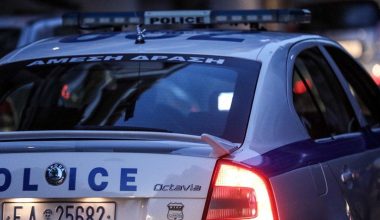 Ναύπακτος: 22χρονος οδηγός έσερνε αστυνομικό με το αυτοκίνητο για να αποφύγει τον έλεγχο