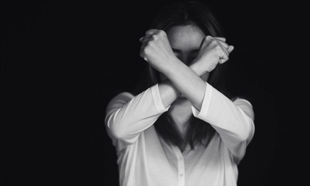 Καταγγελία 40χρονης για το panic button: «Το πάτησα συνεχόμενα 7 φορές και δεν ενεργοποιήθηκε»