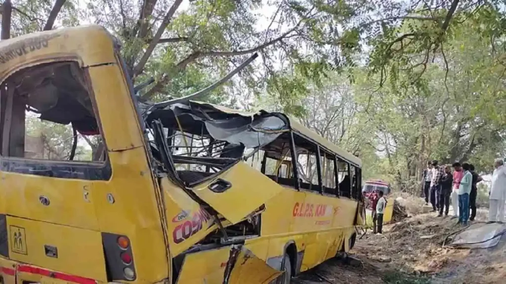 Ινδία: Μεθυσμένος οδηγός σχολικού λεωφορείου προσέκρουσε σε δέντρο – Νεκροί τουλάχιστον έξι μαθητές