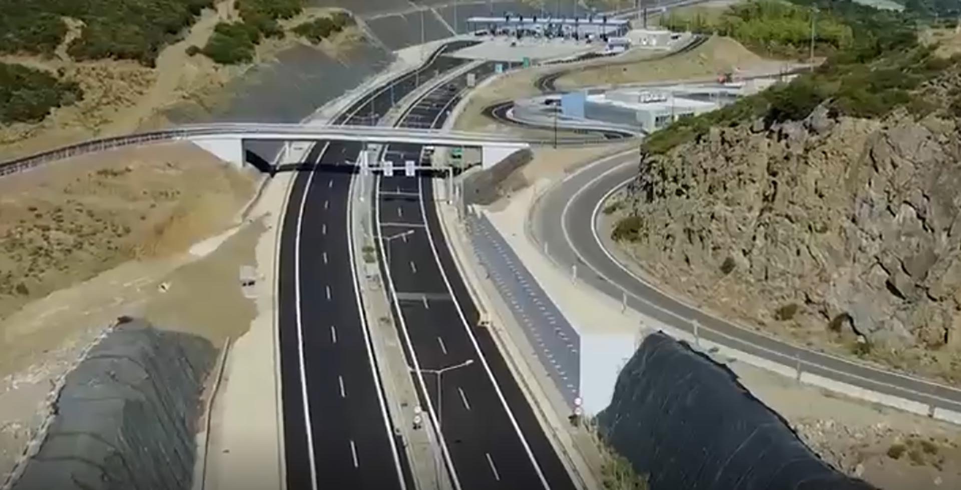 Ιόνια Οδός: Οδηγός σταμάτησε και άρχισε να ξυλοκοπά τη γυναίκα του – Μεταφέρθηκε στο νοσοκομείο