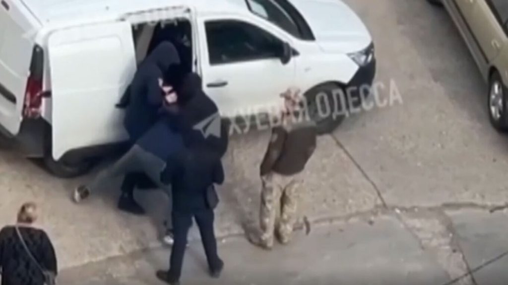 Άγριο ξύλο στους Ουκρανούς από τους στρατολόγους για να ενταχθούν στον στρατό – Προσπαθούν να διαφύγουν στο εξωτερικό (βίντεο)