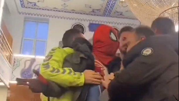 Το είδαμε και αυτό: Αστυνομικοί στην Τουρκία έβγαλαν δια της βίας από τζαμί και ξυλοφόρτωσαν… τον Σπάιντερμαν