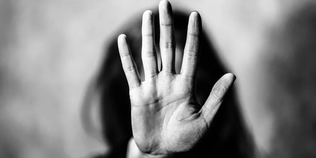 Ενδοοικογενειακή βία: «Ασφαλή σπίτια» σε όλη τη χώρα – Πώς θα λειτουργούν, η πλατφόρμα για τα θύματα