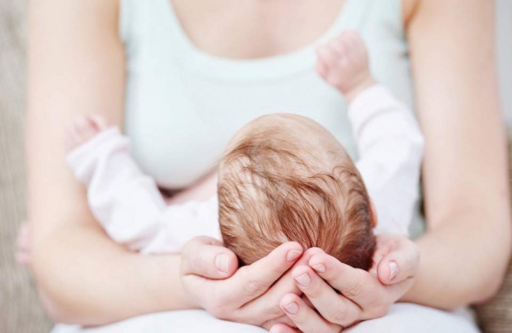 Επίδομα μητρότητας: Πότε θα δοθούν τα αναδρομικά έως 1.500 ευρώ σε 74.000 νέες μητέρες