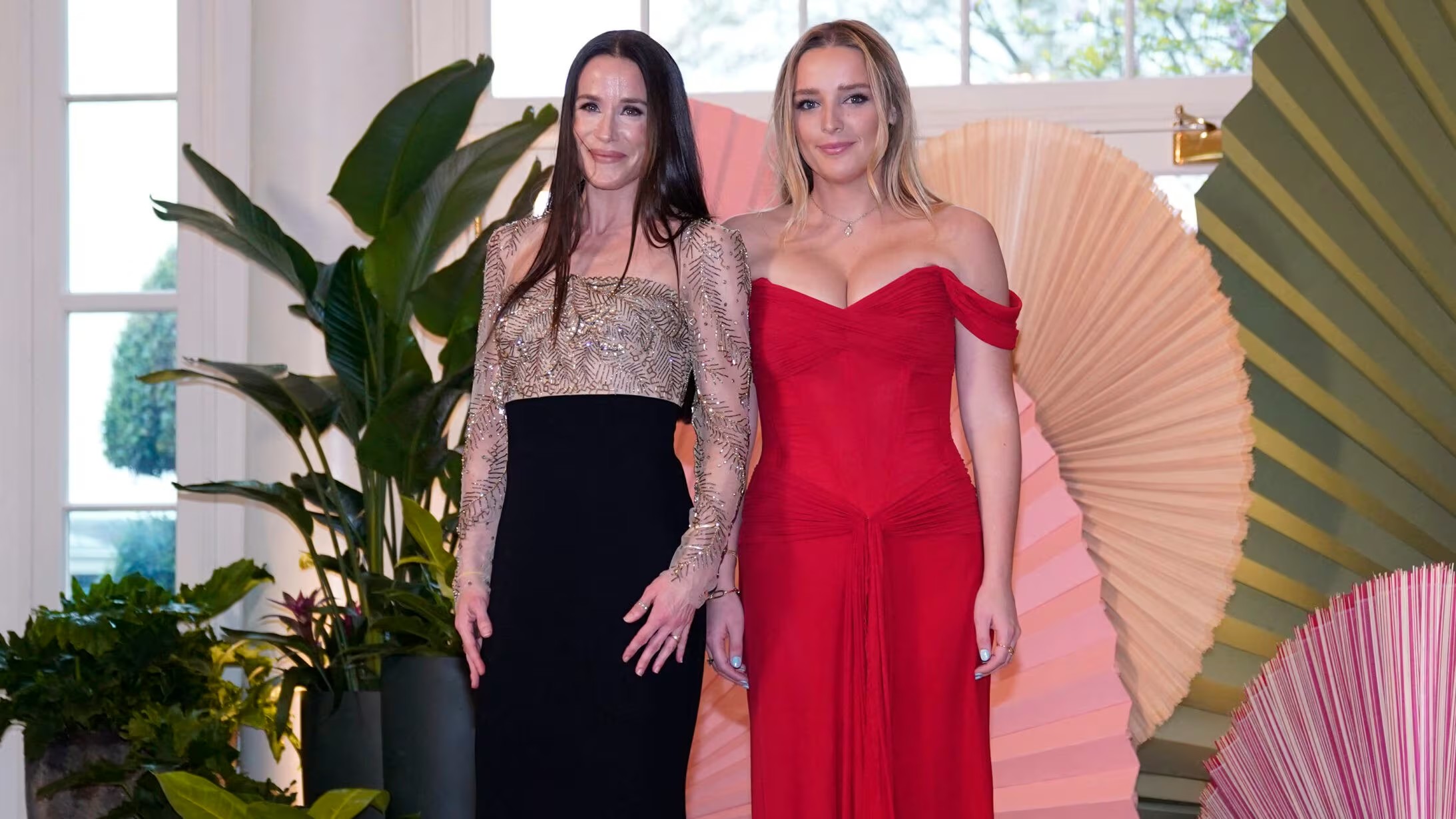 Τ.Μπάιντεν: Η εγγονή του τράβηξε όλα τα βλέμματα στο γεύμα στον Λευκό Οίκο με το «καυτό» της κόκκινο φόρεμα