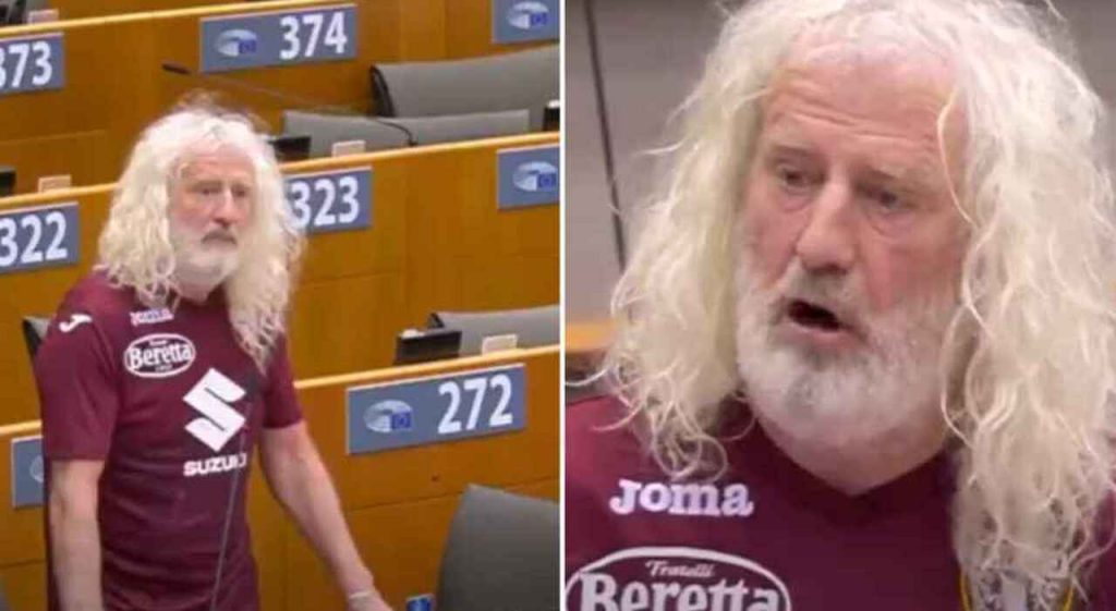 Ιρλανδός ευρωβουλευτής εμφανίστηκε στο κοινοβούλιο με φανέλα της Τορίνο και γιούχαρε τη Γιουβέντους (βίντεο)
