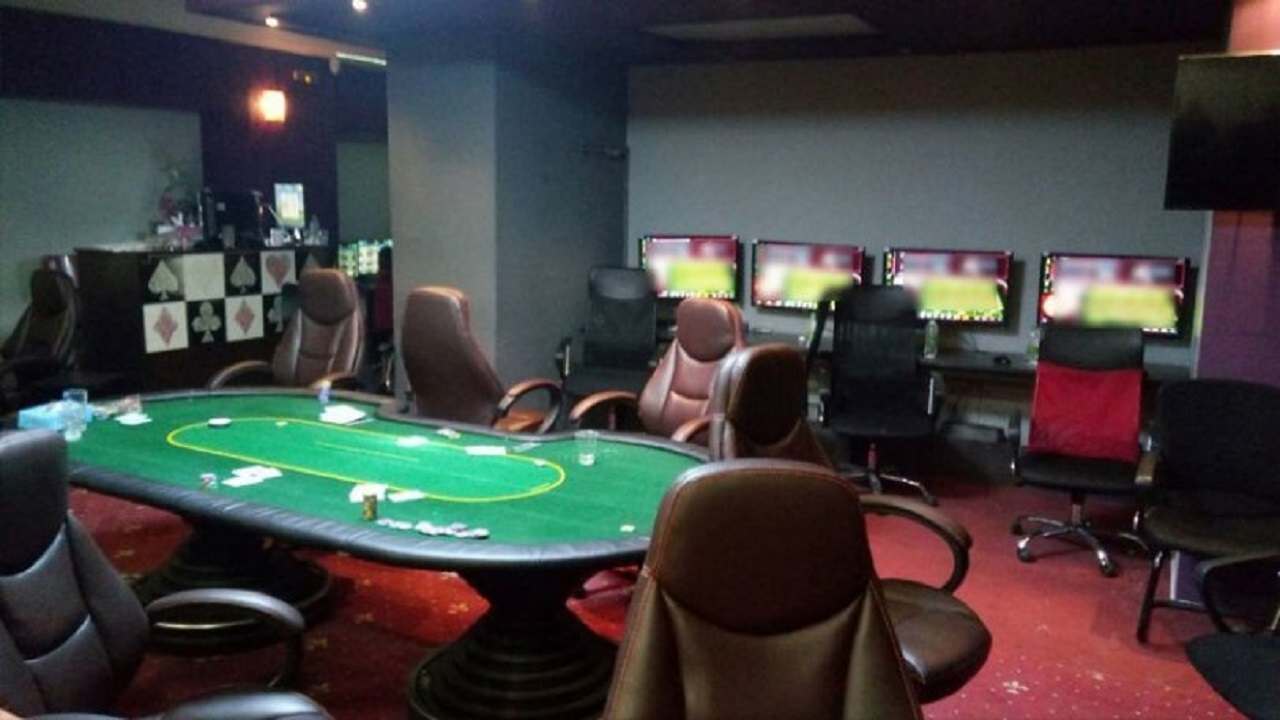 Εντοπίστηκε παράνομο «καζίνο» με 57 υπολογιστές με «φρουτάκια» – 11 συλλήψεις