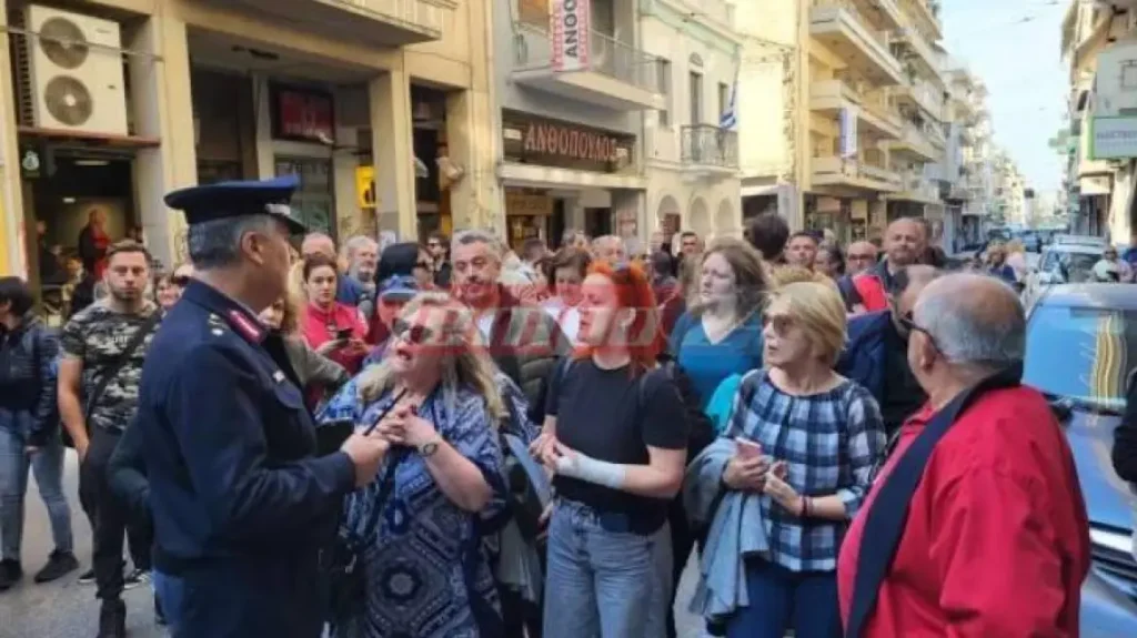 Πάτρα: Συμβασιούχοι κατέλαβαν το δημαρχείο – Κατήγγειλαν επιθέσεις από κουκουλοφόρους τα ξημερώματα