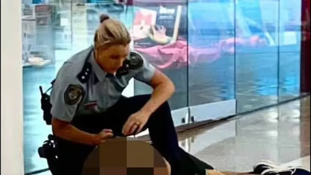 Μακελειό στο Σίδνεϊ: Έτσι αφόπλισε τον δράστη η αστυνομικός που βρισκόταν κοντά στο εμπορικό κέντρο (βίντεο) 