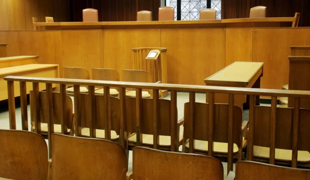 Δικηγόρος μπήκε στα δικαστήρια με το περίστροφο στη ζώνη – Κραυγή αγωνίας για κενά στην ασφάλεια