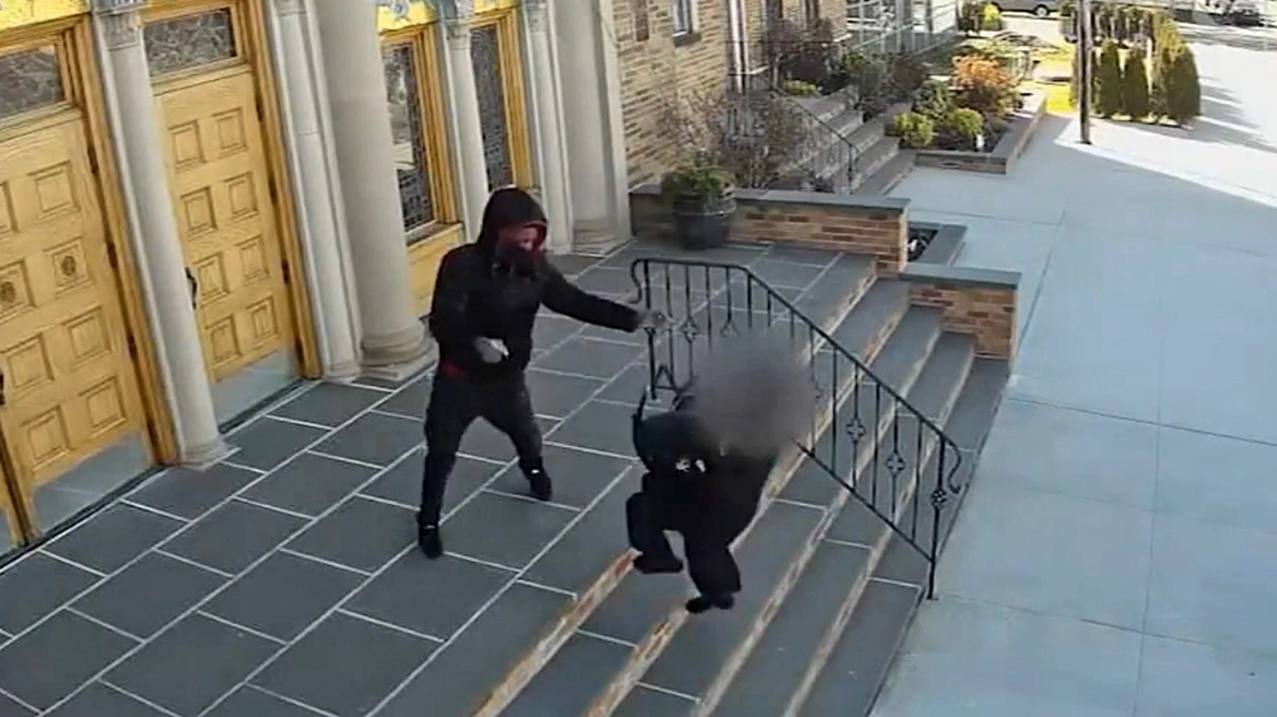 Νέα Υόρκη: Κάμερα κατέγραψε τη στιγμή που 16χρονος επιτέθηκε σε 68χρονη ομογενή – Την έριξε από τις σκάλες (βίντεο)
