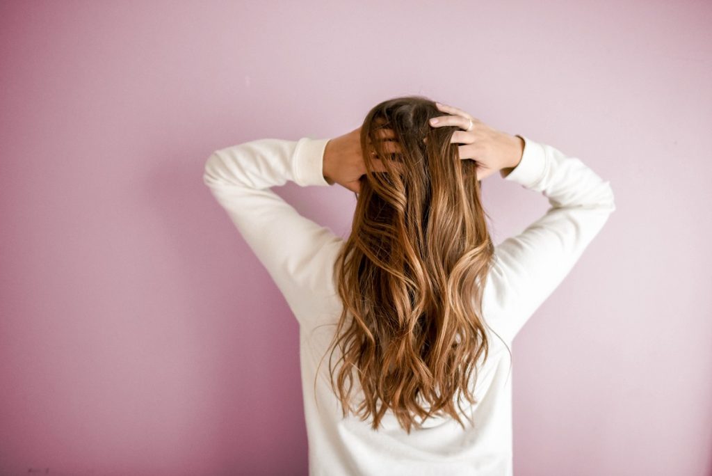 Πόσα εκατοστά μακραίνουν τα μαλλιά μας σε έναν μήνα;