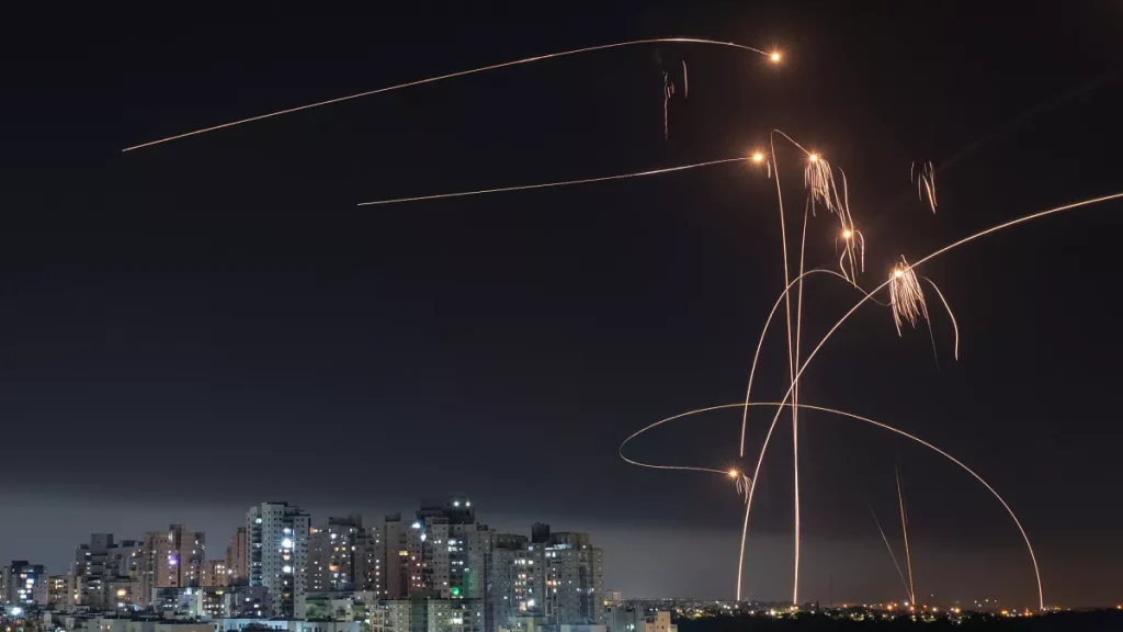 Τα συστήματα αεράμυνας του Ισραήλ που αναχαίτιζαν τα ιρανικά drone και πυραύλους (βίντεο)