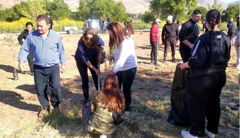 Σφαγή στα Τέμπη: Μαθητές φύτεψαν 57 δένδρα στη μνήμη των θυμάτων (φωτο) 