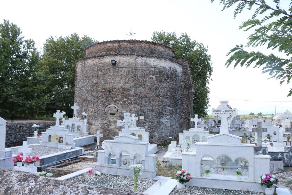 Αγρίνιο: Ιερόσυλοι «ρήμαξαν» νεκροταφείο και έκλεψαν πάνω 50 καντήλια