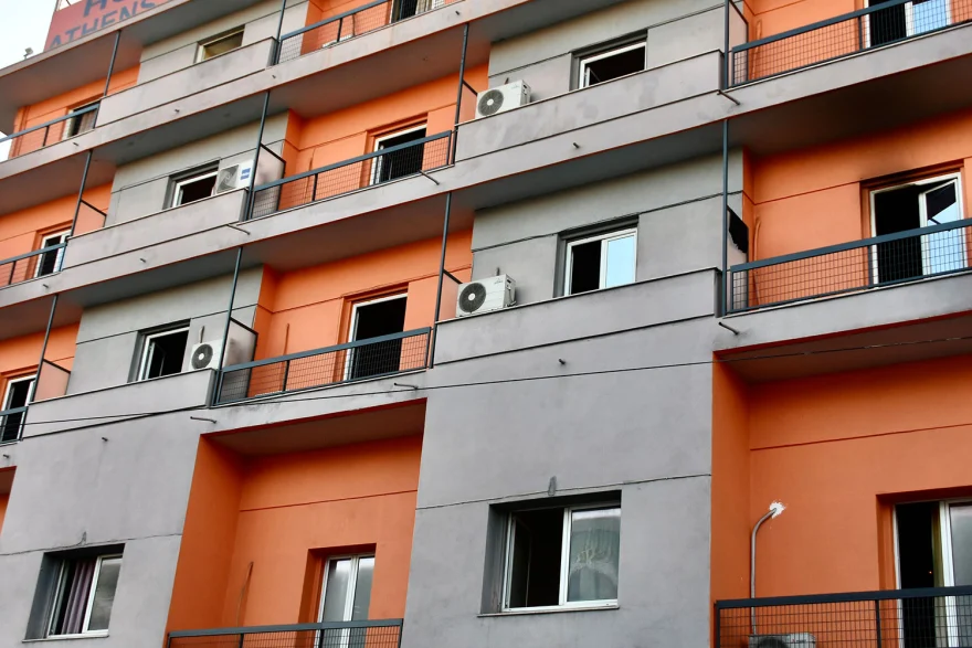 Φωτογραφίες από το ξενοδοχείο στη Λιοσίων όπου ξέσπασε η φωτιά – Ένας νεκρός 