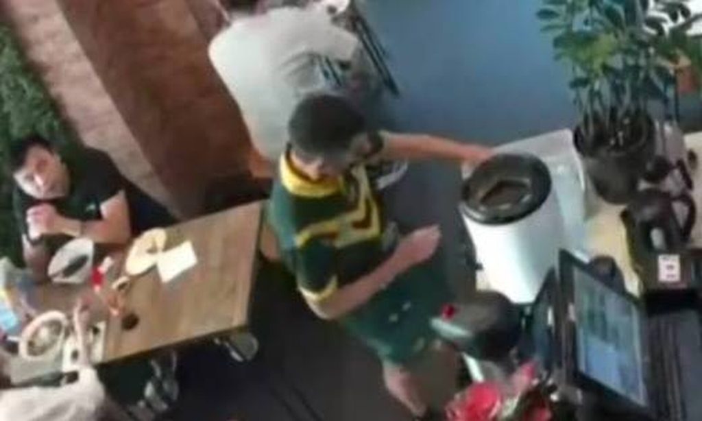 Νέο βίντεο με τον μακελάρη του Σίδνεϊ σε εστιατόριο λίγες ώρες πριν σκοτώσει 6 ανθρώπους σε εμπορικό κέντρο 