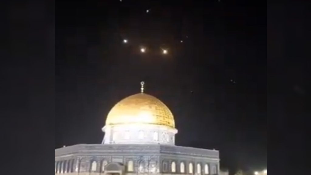 Η στιγμή της αναχαίτισης των ιρανικών drone πάνω από το Όρος του Ναού στην Ιερουσαλήμ – Ηχούσαν οι σειρήνες (βίντεο)
