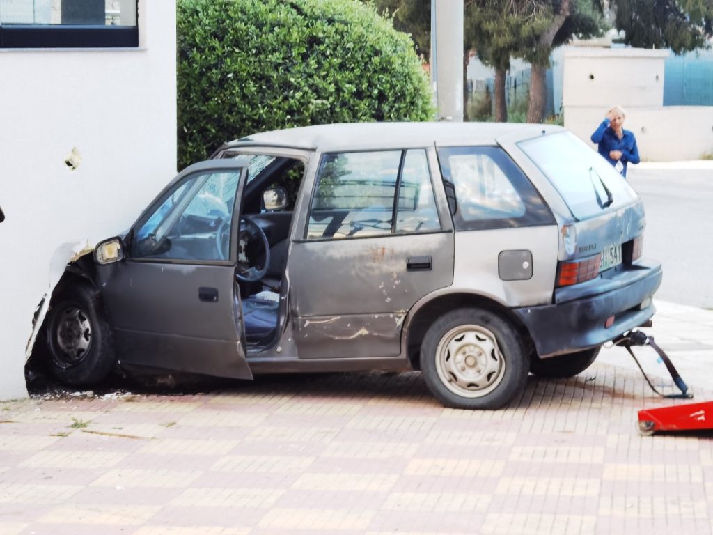 Σε τοίχο καρφώθηκε αυτοκίνητο στο Μενίδι – Η οδηγός ανασύρθηκε χωρίς τις αισθήσεις της (φωτό)