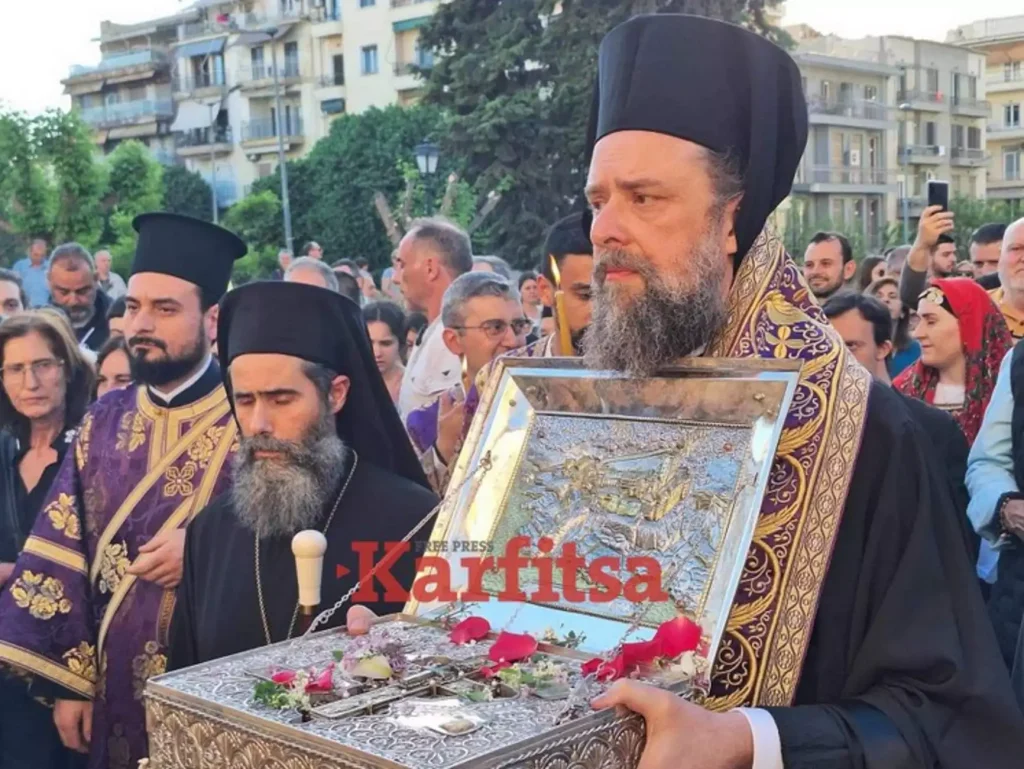 Θεσσαλονίκη: Δεκάδες πιστοί υποδέχτηκαν το Τίμιο Ξύλο και τεμάχιο του Αρράφου Χιτώνα του Ιησού Χριστού