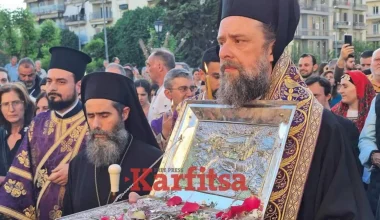 Θεσσαλονίκη: Δεκάδες πιστοί υποδέχτηκαν το Τίμιο Ξύλο και τεμάχιο του Αρράφου Χιτώνα του Ιησού Χριστού