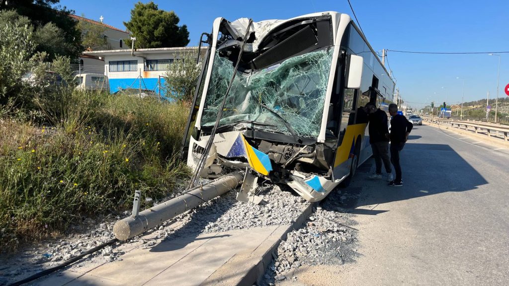 Τροχαίο στα Λιόσια – Οδηγός λεωφορείου: «Πήγαινα με 30 – Καβάλησα το πεζοδρόμιο για να μη προκαλέσω ατύχημα»