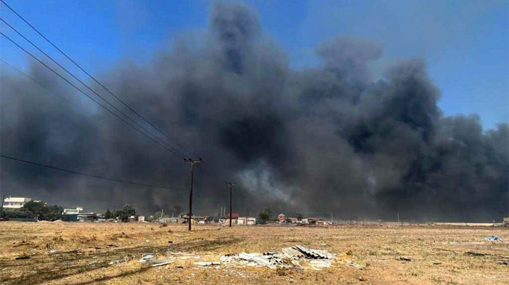 Πυρκαγιά στον Ασπρόπυργο – Μαίνεται κοντά στον καταυλισμό των Ρομά