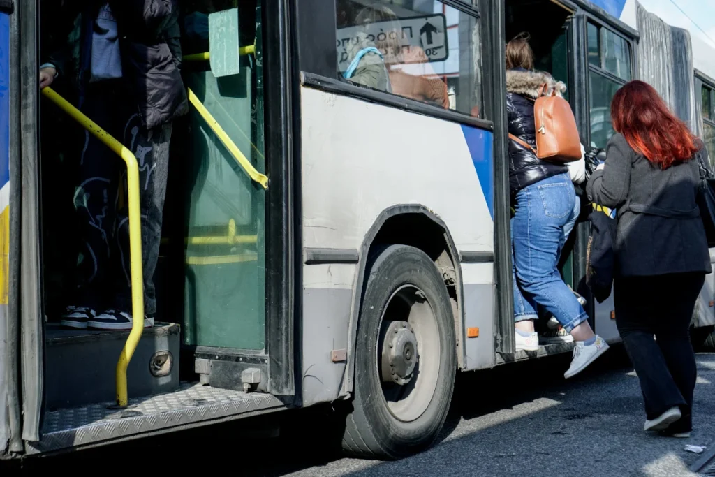 Λιόσια: Λεωφορείο έπεσε σε κολώνα – Τραυματίστηκαν πέντε άτομα (φωτο) (upd)