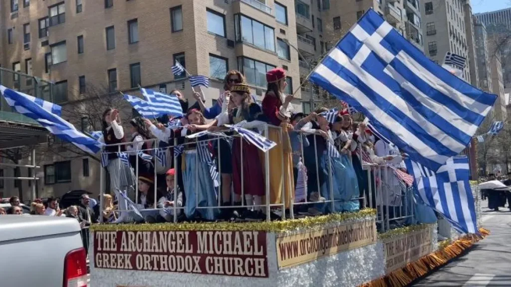 Δείτε εικόνες από την παρέλαση στην 5η λεωφόρο του Μανχάταν για την 25η Μαρτίου (βίντεο)