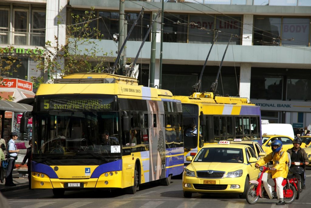 Ατύχημα στην Πανεπιστημίου με διώροφο τουριστικό λεωφορείο και τρόλεϊ – Πληροφορίες για έξι τραυματίες (upd)