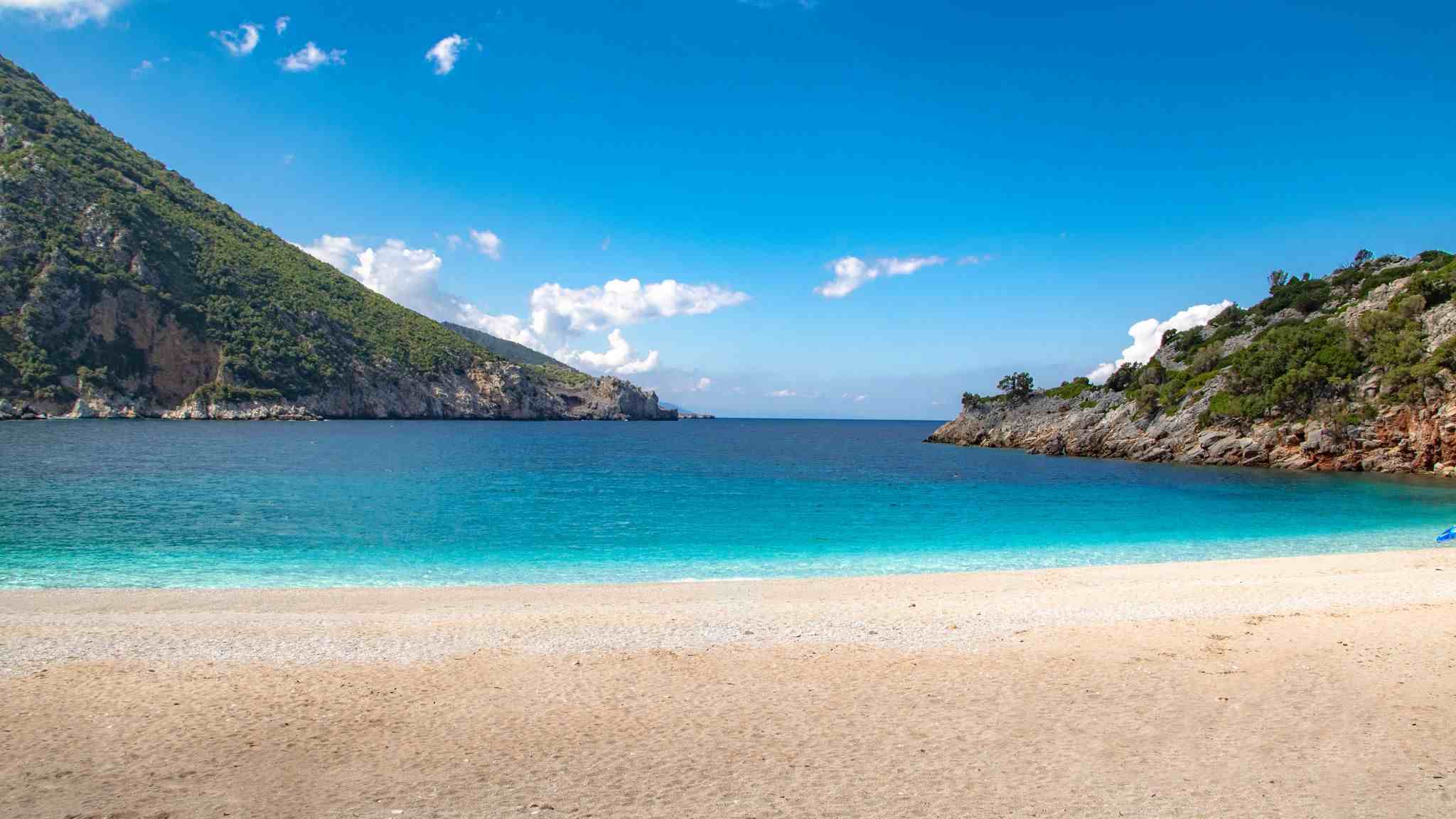 Θαψά: Μια οάση στην Εύβοια με κρυστάλλινα νερά και άγρια ομορφιά