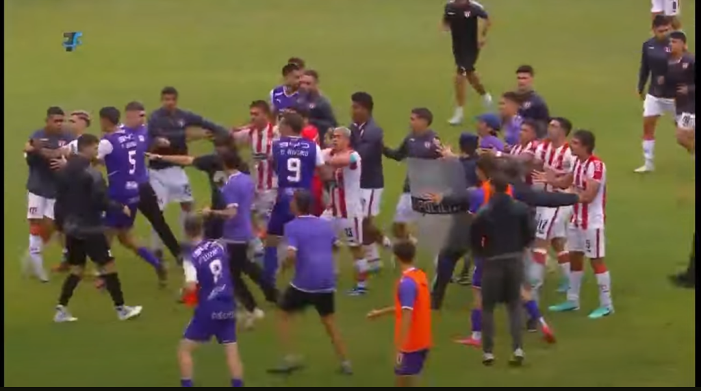 Βίντεο: Σε ρινγκ μετατράπηκε γήπεδο ποδοσφαίρου – Απίστευτο ξύλο μεταξύ παικτών