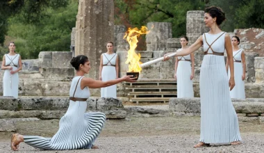 Πρωταγωνιστεί στα γαλλικά ΜΜΕ η τελετή αφής της Ολυμπιακής Φλόγας: «Άναψε στην αρχαία γενέτειρα των Αγώνων, στην Ελλάδα» 