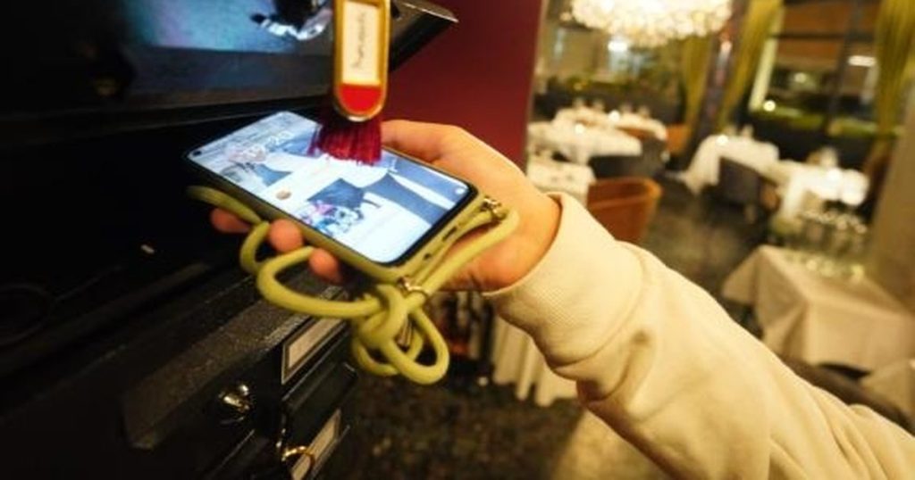 Ιταλία: Εστιατόριο προσφέρει δωρεάν μπουκάλι κρασί σε όποιον αφήσει το κινητό του μπαίνοντας