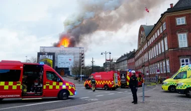 Δανία: Τεράστια πυρκαγιά στο παλαιό κτήριο του Χρηματιστηρίου της Κοπεγχάγης