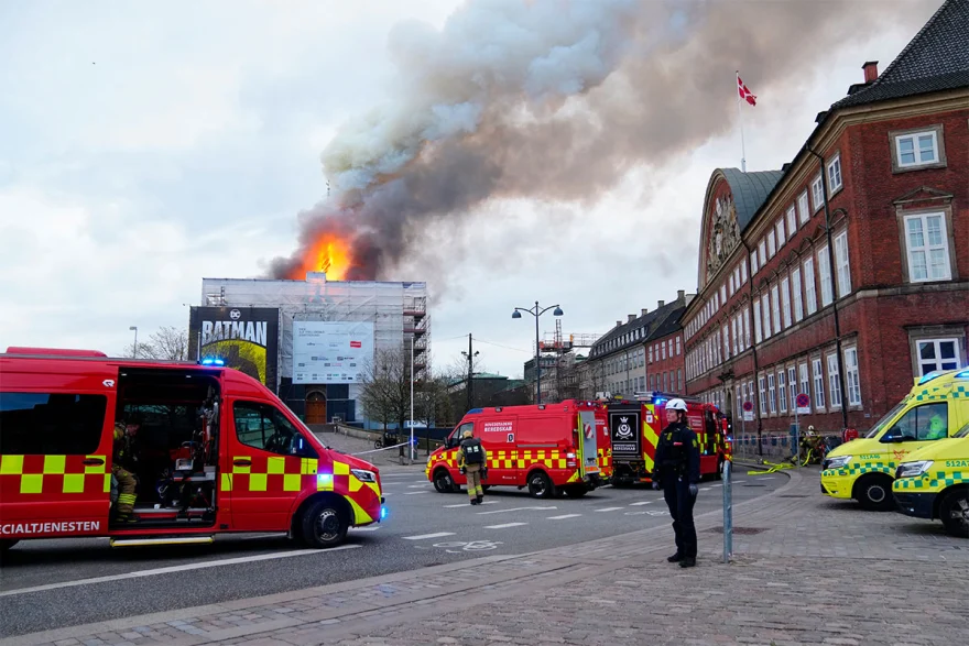 Δανία: Τεράστια πυρκαγιά στο παλαιό κτήριο του Χρηματιστηρίου της Κοπεγχάγης