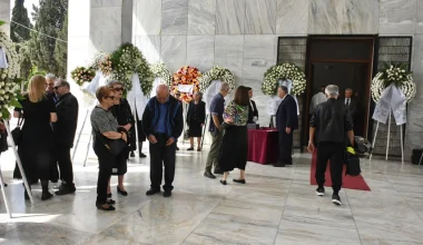 Συγγενείς και φίλοι αποχαιρετούν αυτή την ώρα τον Γιάννη Φέρτη στο A’ Κοιμητήριο Αθηνών (φωτο)