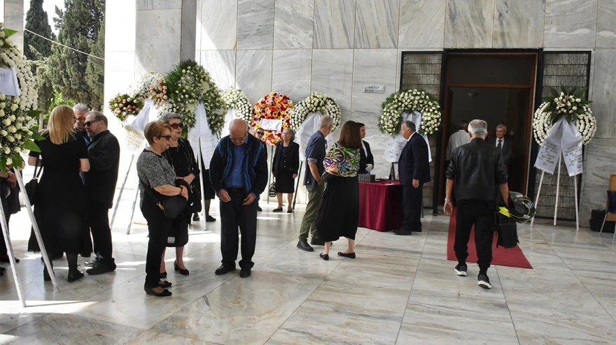 Συγγενείς και φίλοι αποχαιρετούν αυτή την ώρα τον Γιάννη Φέρτη στο A’ Κοιμητήριο Αθηνών (φωτο)