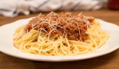 Κι όμως τόσα χρόνια φτιάχναμε τα μακαρόνια με κιμά λάθος – Ιταλίδα σεφ αποκαλύπτει τον σωστό τρόπο