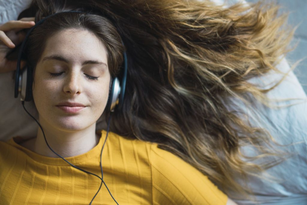 Όταν ακούμε τη μουσική που αγαπούσαμε στο σχολείο ωφελείται η ψυχική μας υγεία